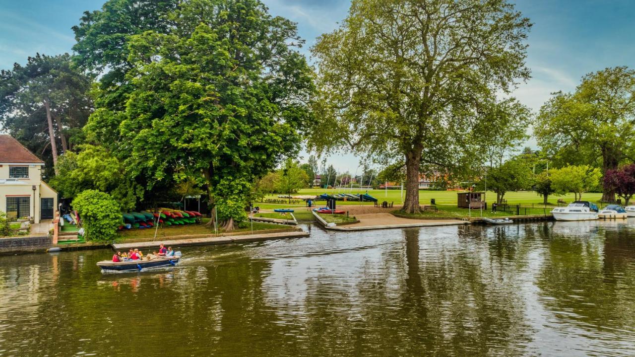 The Lensbury Resort Teddington Bagian luar foto