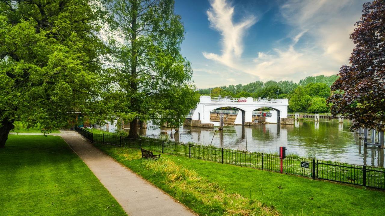 The Lensbury Resort Teddington Bagian luar foto