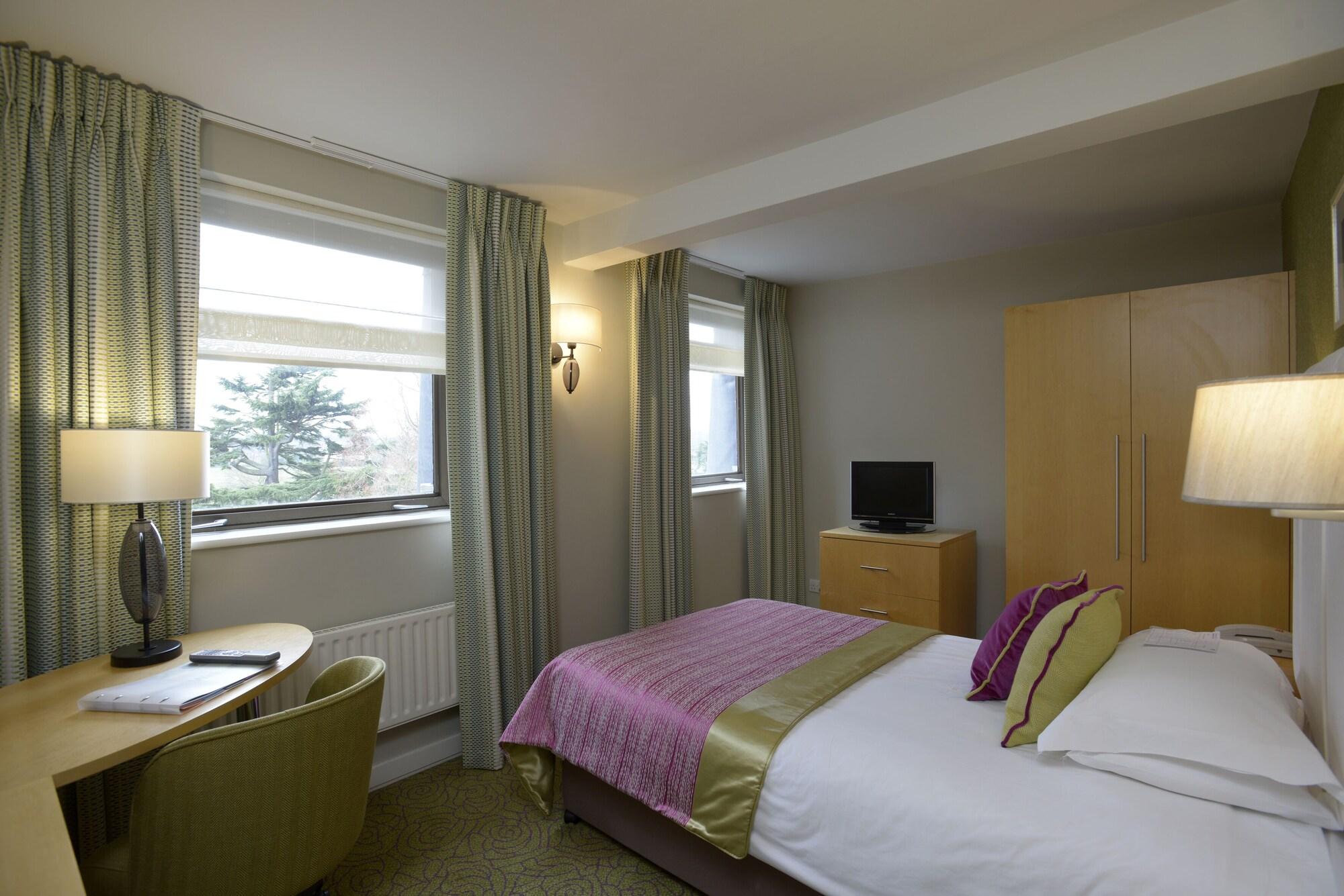 The Lensbury Resort Teddington Bagian luar foto